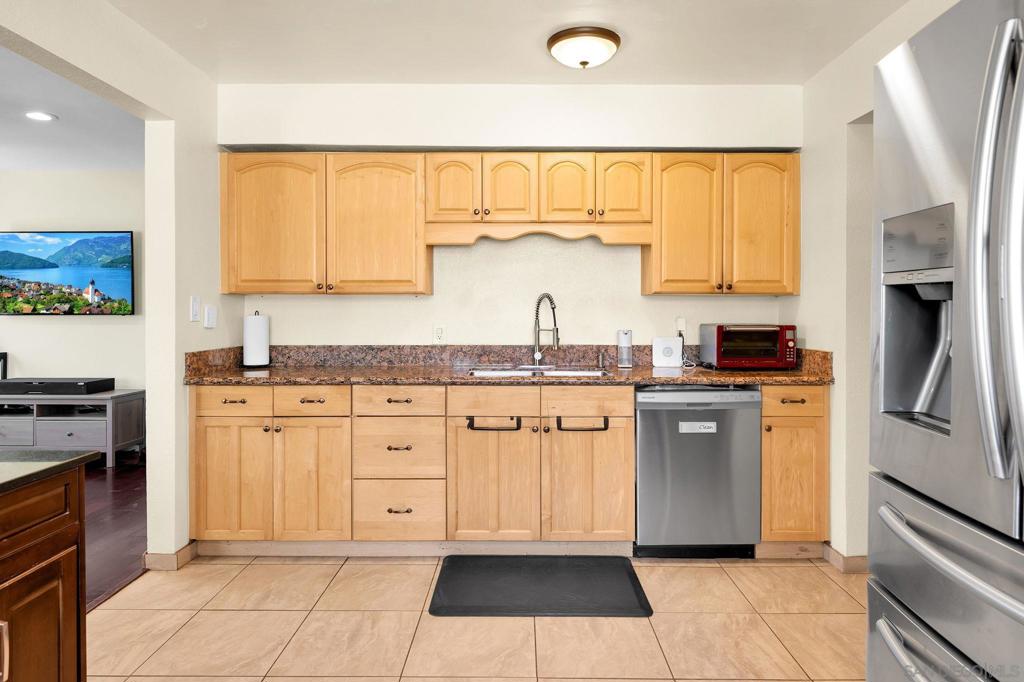 3504 Glade St Property Photo 6