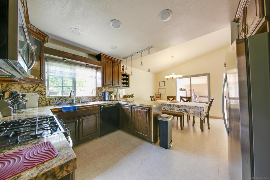 387 Bay Leaf Dr Property Photo 11