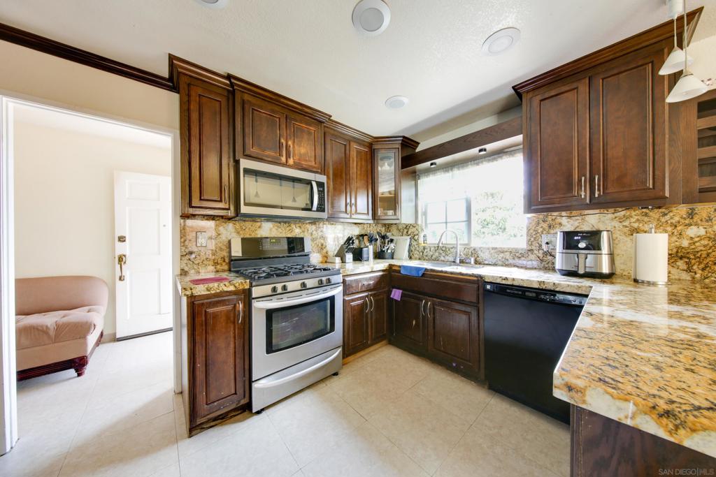387 Bay Leaf Dr Property Photo 12