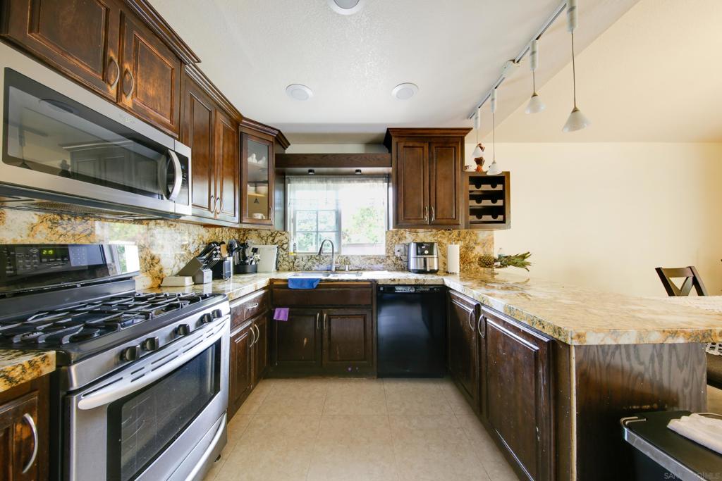 387 Bay Leaf Dr Property Photo 13