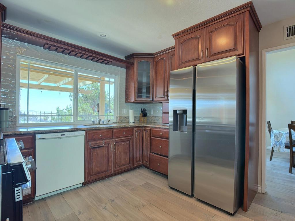 10295 Moorpark Property Photo 30