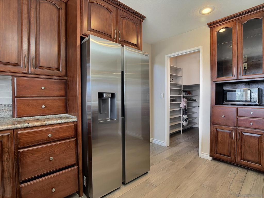 10295 Moorpark Property Photo 32