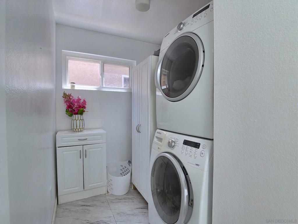 10295 Moorpark Property Photo 35