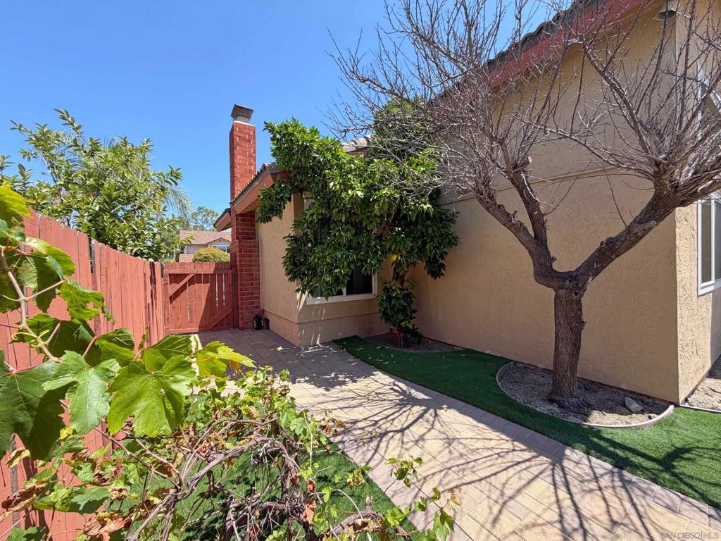 10295 Moorpark Property Photo 44