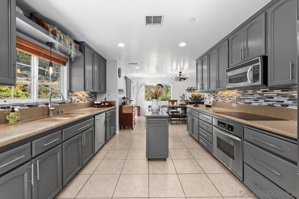 13044 Yerba Valley Way Property Photo 9