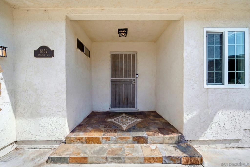 8852 Railroad Ave Property Photo 6