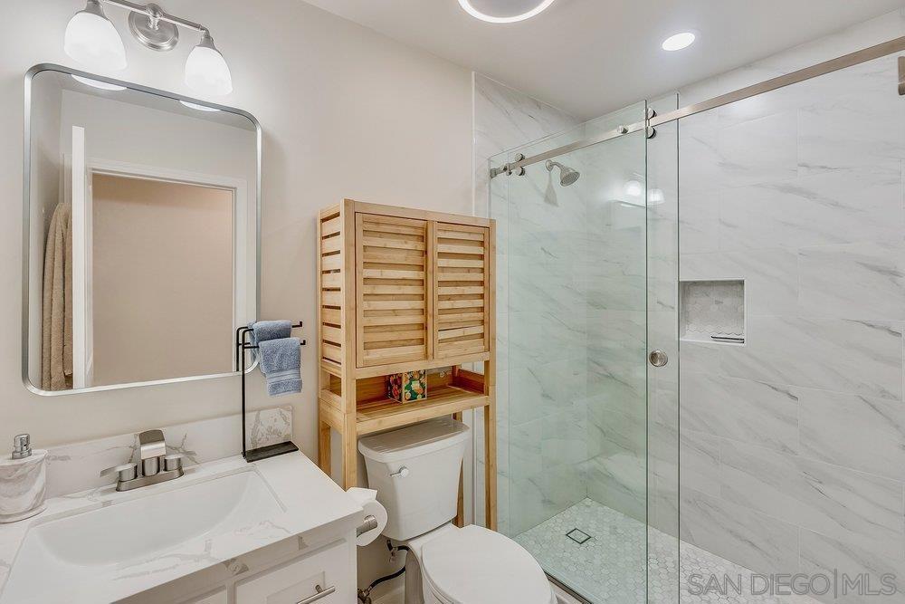 711 Island Ct B Property Photo 20