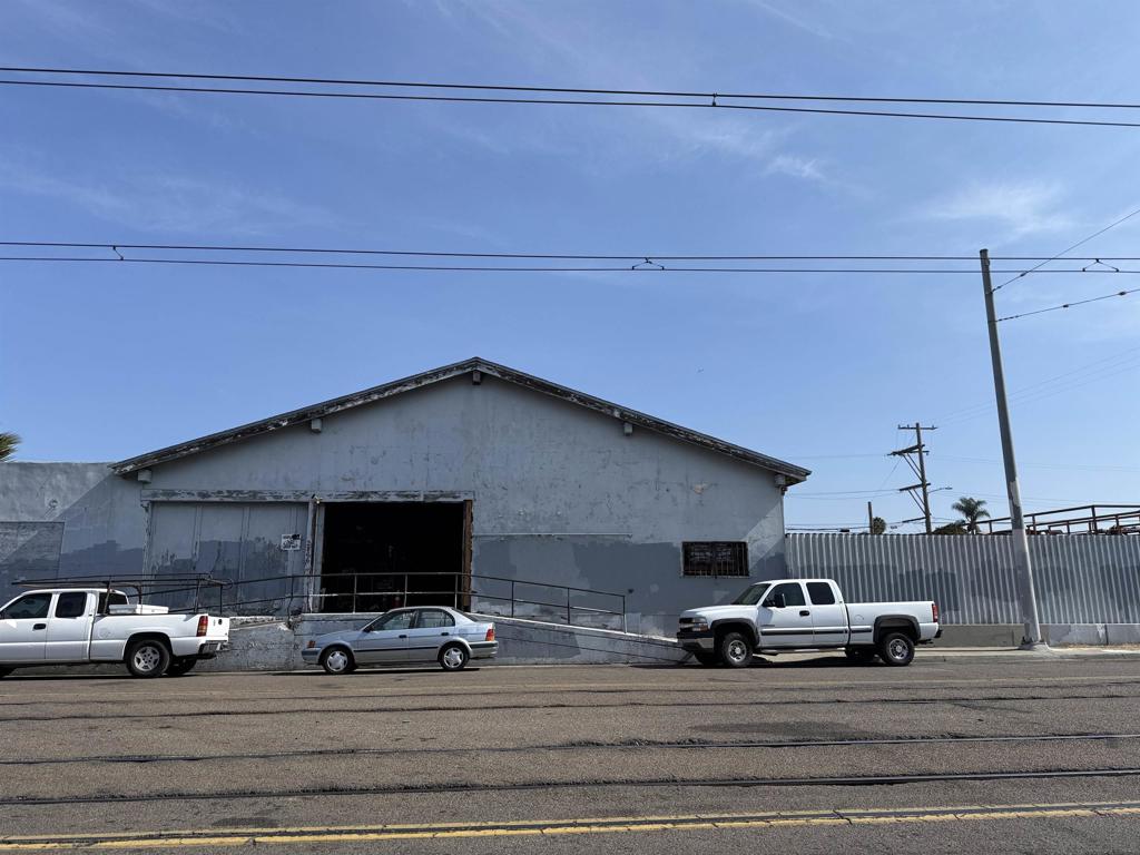 2866 Commercial St. Property Photo 1