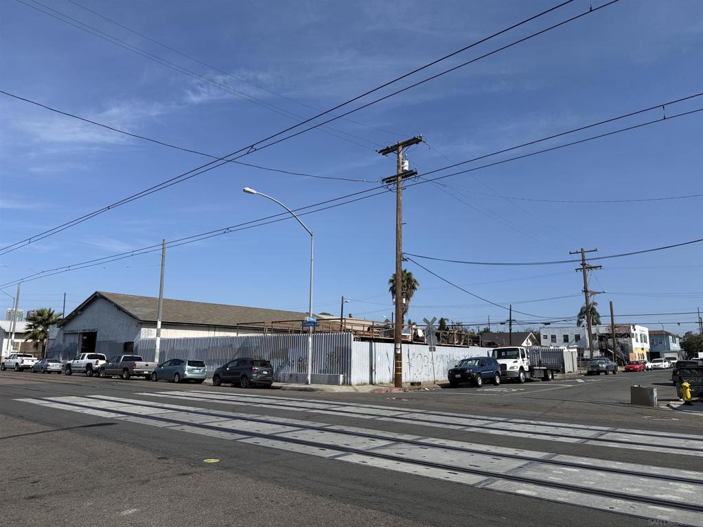 2866 Commercial St. Property Photo 2