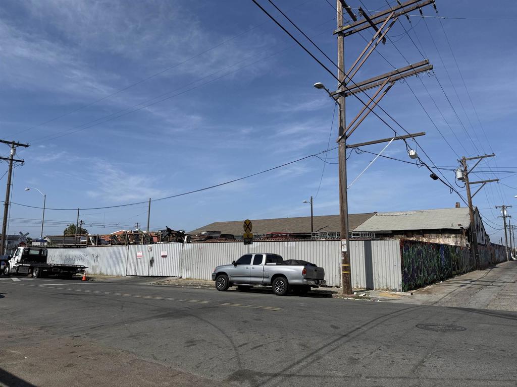 2866 Commercial St. Property Photo 3