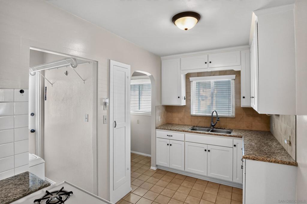 2444 Curlew St Property Photo 6