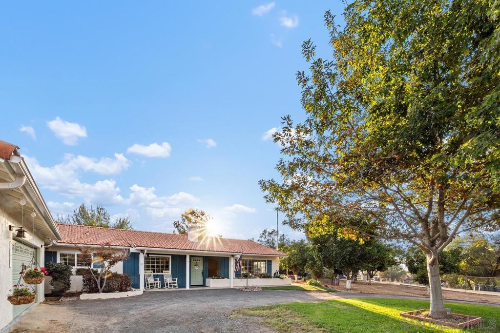 3131 E Victoria Drive Property Photo 4