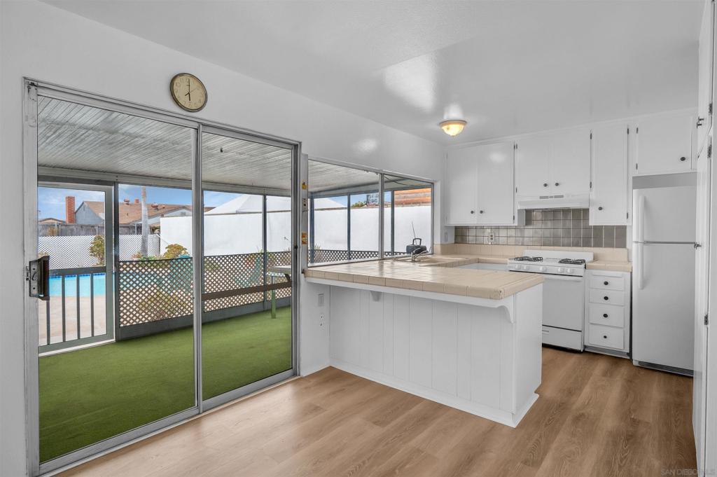 4046 Glading Property Photo 6