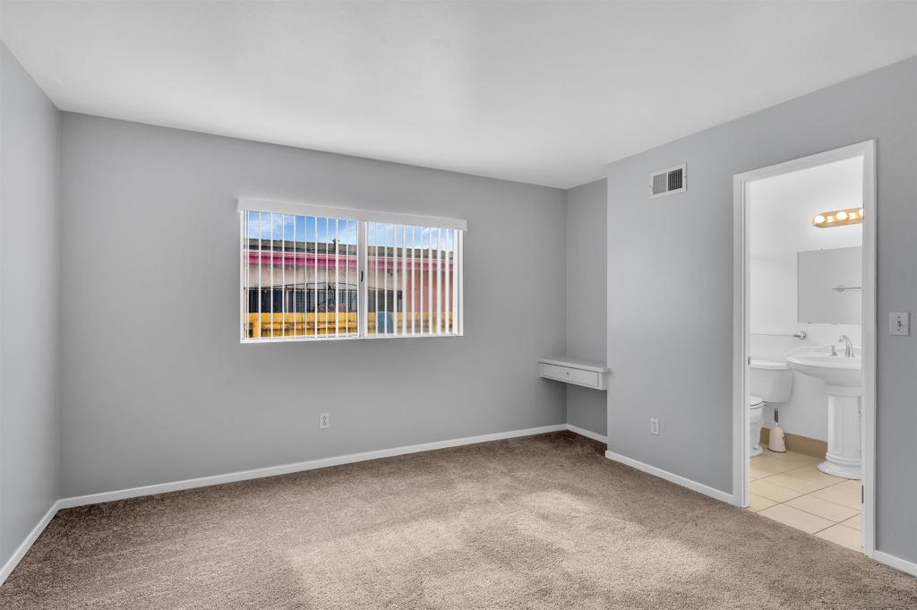 4046 Glading Property Photo 7