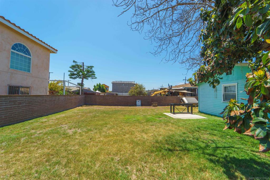 7453 55 Fulton St Property Photo 4
