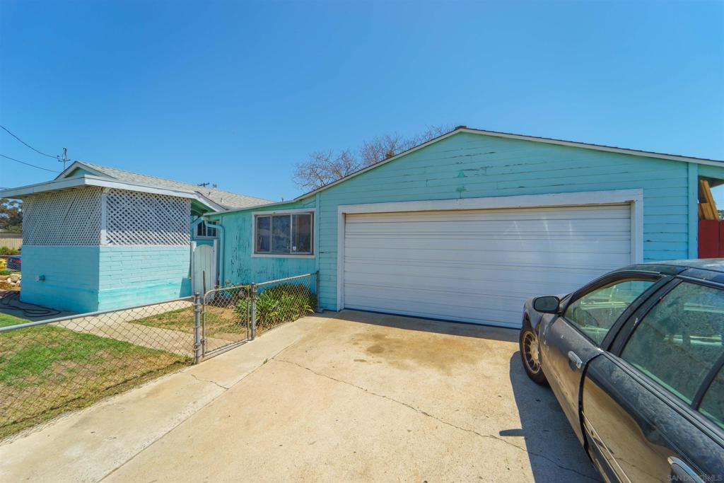 7453 55 Fulton St Property Photo 8