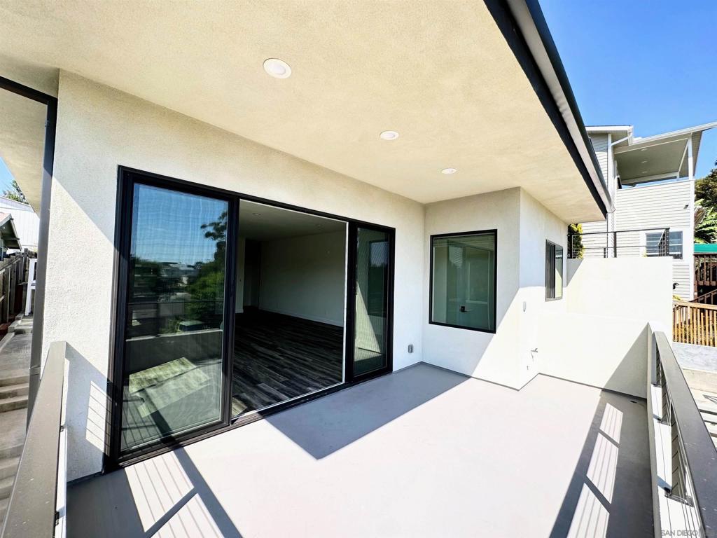 426 Sloane Ave Property Photo 3