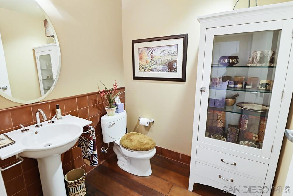 645 Front Street 1806 Property Photo 25