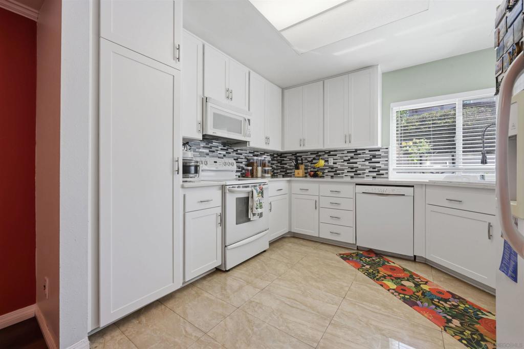 16037 Blazewood Way Property Photo 3