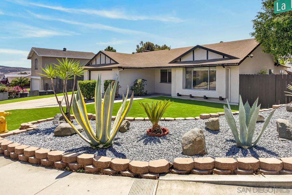 520 La Barca St Property Photo 3