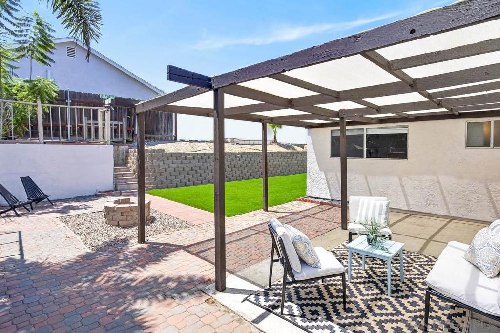 520 La Barca St Property Photo 22
