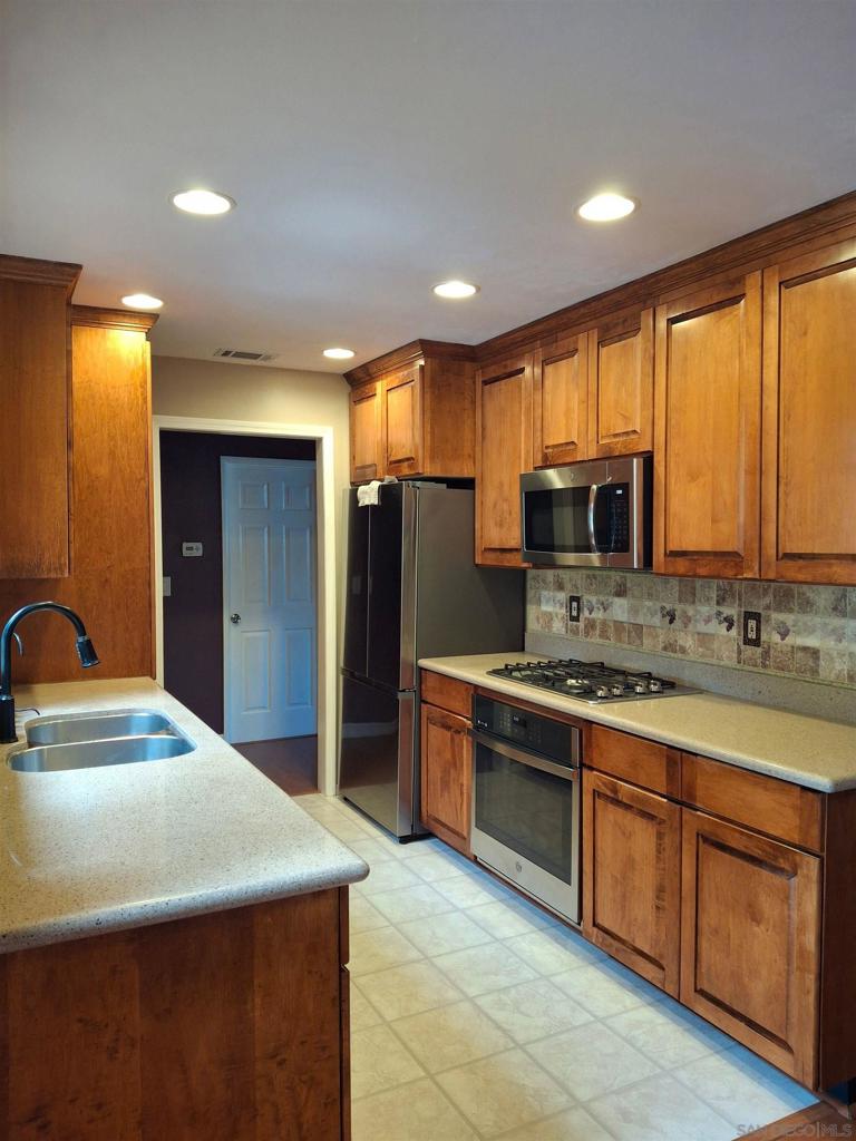 1666 Harvard St Property Photo 4