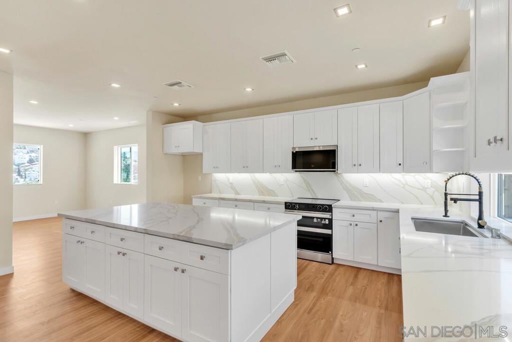 1302 La Presa Property Photo 4