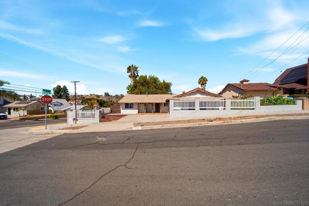 206 Los Reyes Dr Property Photo 5