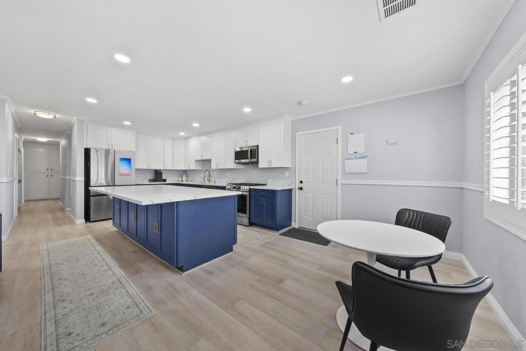 8054 Royal Gardens Pl Property Photo 1