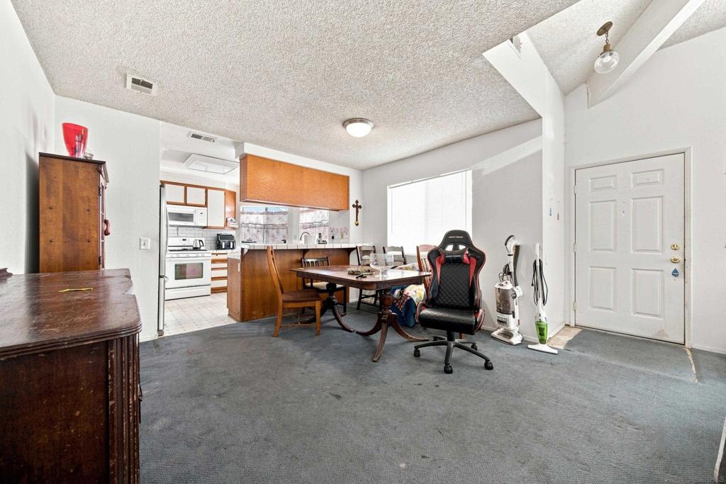 4524 Goldfinch Property Photo 7
