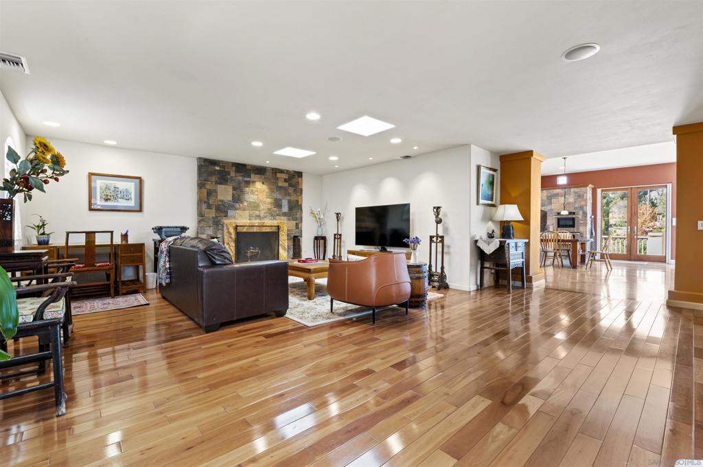 1015 W Via Rancho Property Photo 3