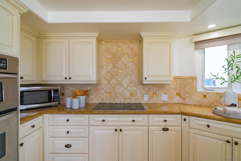 2689 Ocean Front Walk Property Photo 15