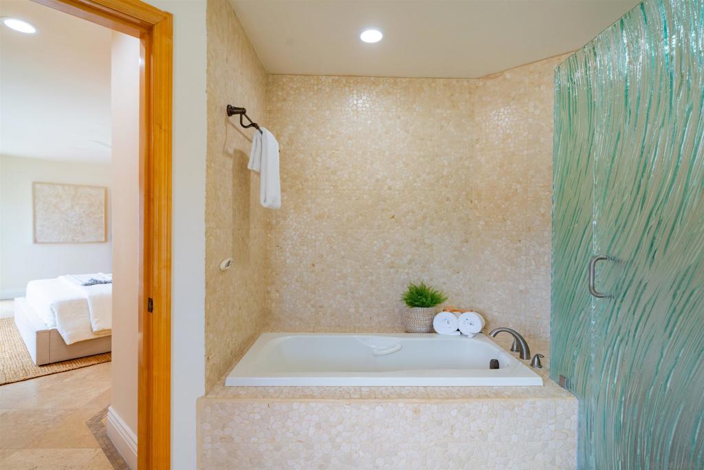 2689 Ocean Front Walk Property Photo 26