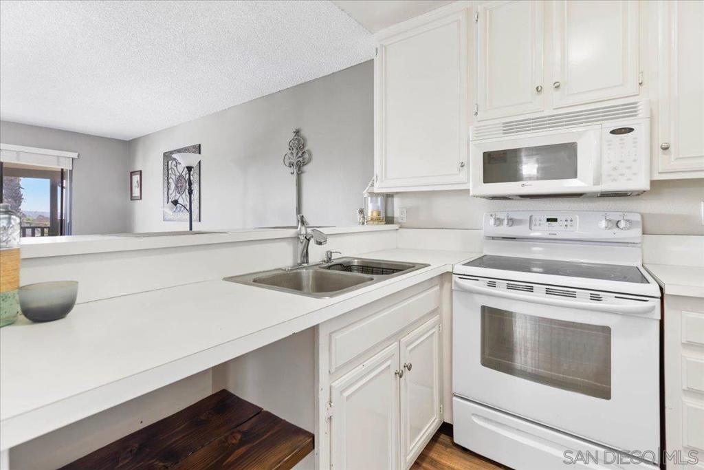 6924 Hyde Park Dr 104 Property Photo 8