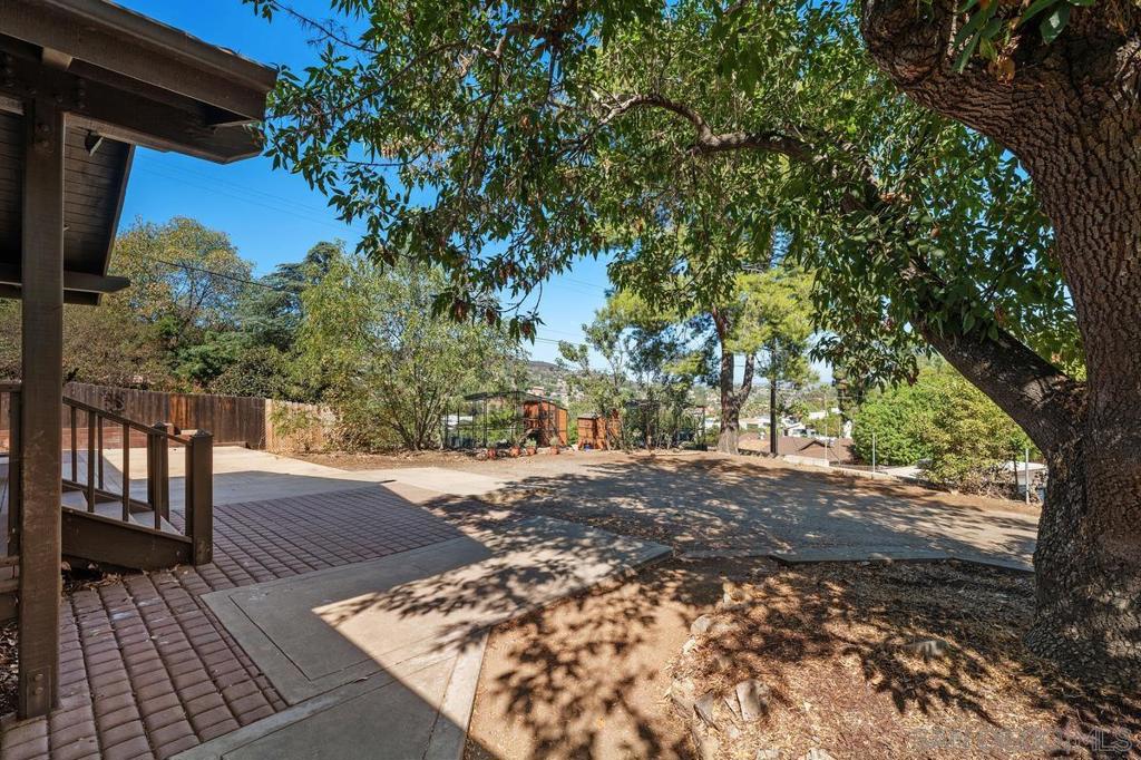 12261 Linroe Drive Property Photo 6