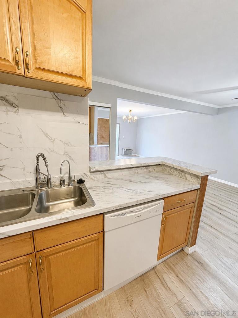 18620 Hatteras 105 Property Photo 4