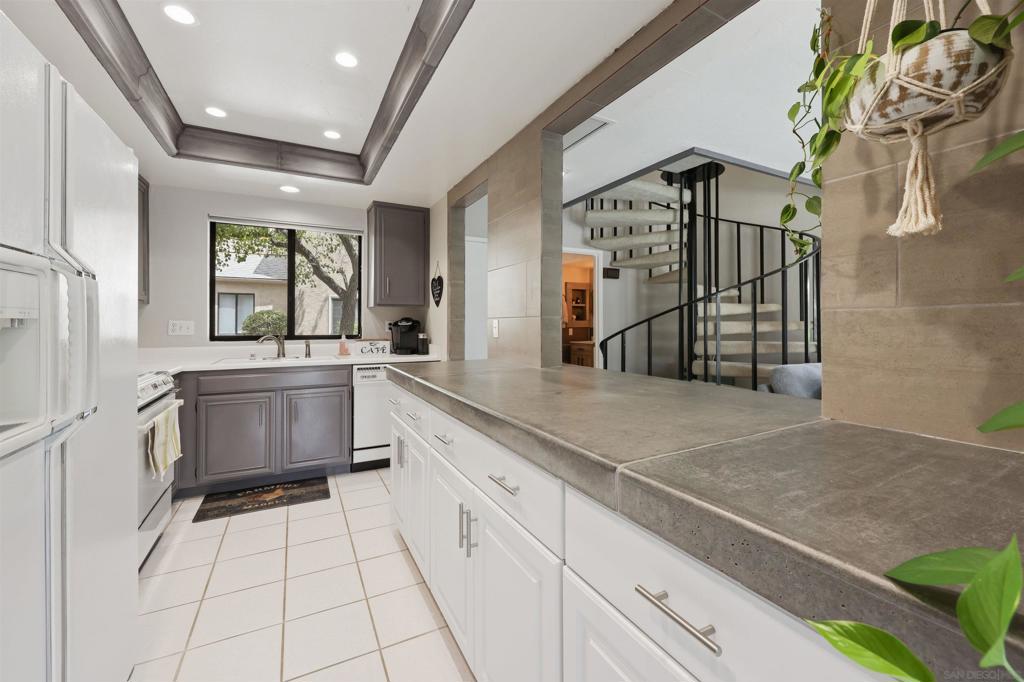 23621 Country Villa Rd Property Photo 4