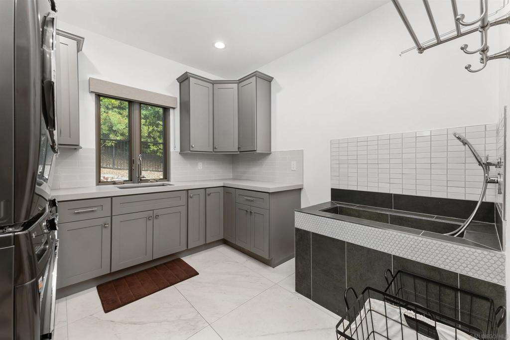 8128 Run Of The Knolls Property Photo 18