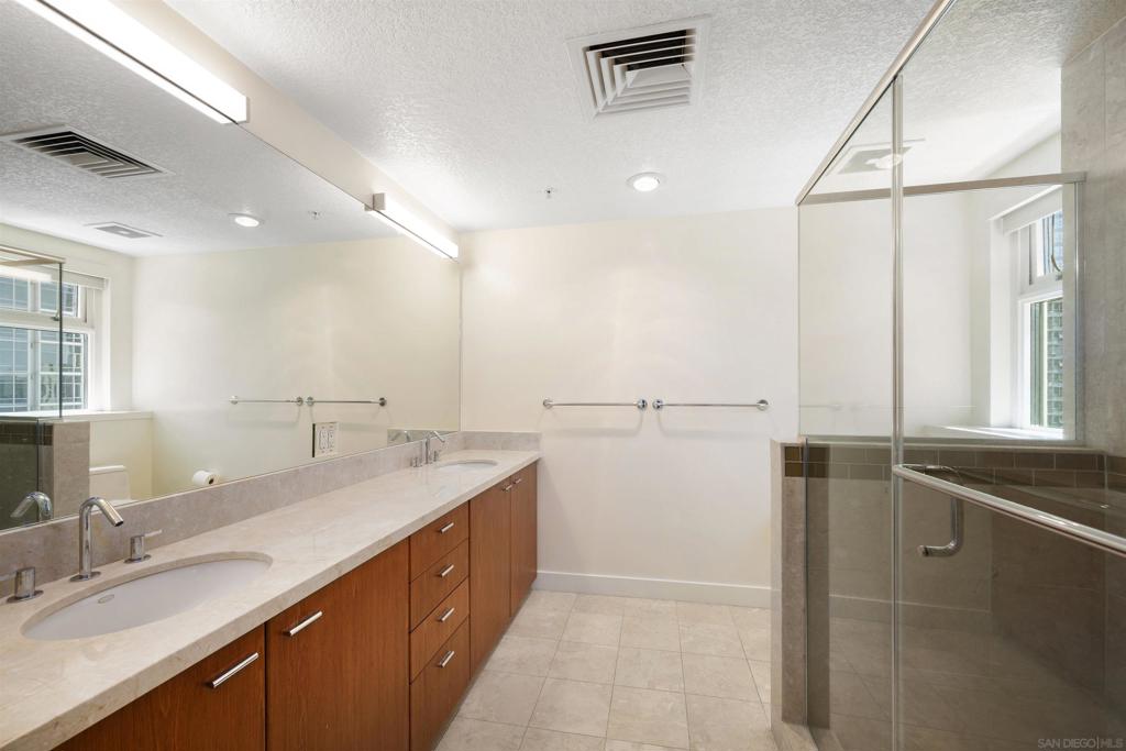1205 Pacific Highway 1203 Property Photo 31
