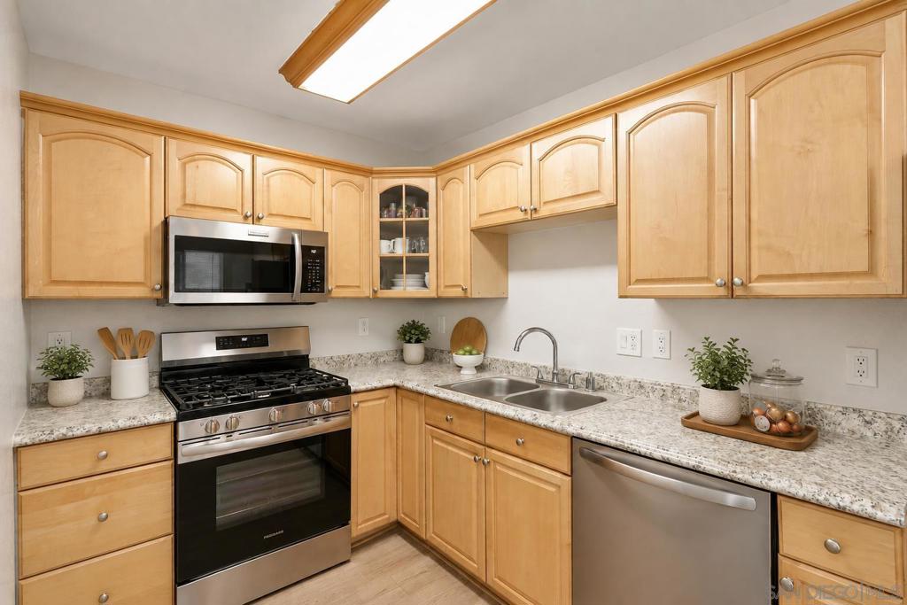 868 E Alvarado 28 Property Photo 3