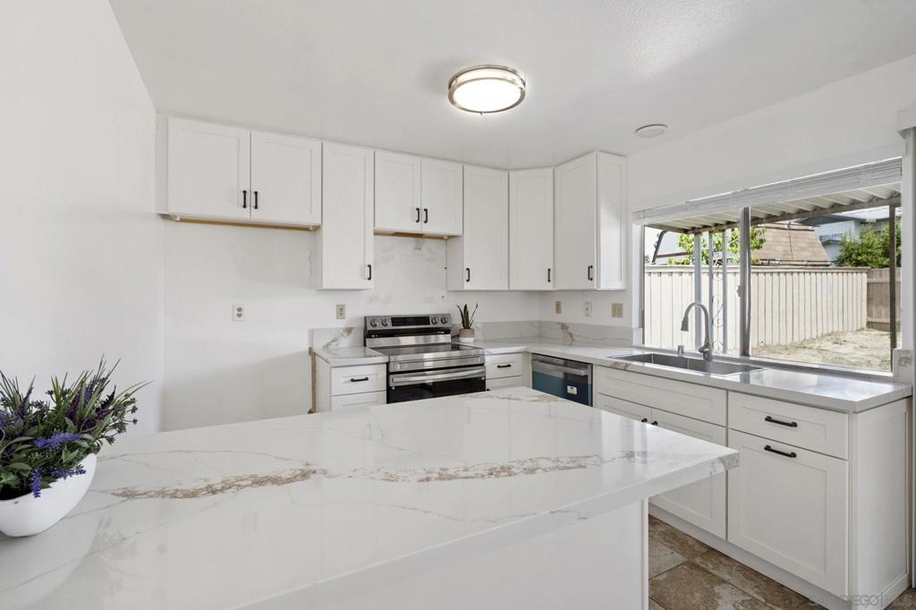 10625 Amantha Ave Property Photo 5