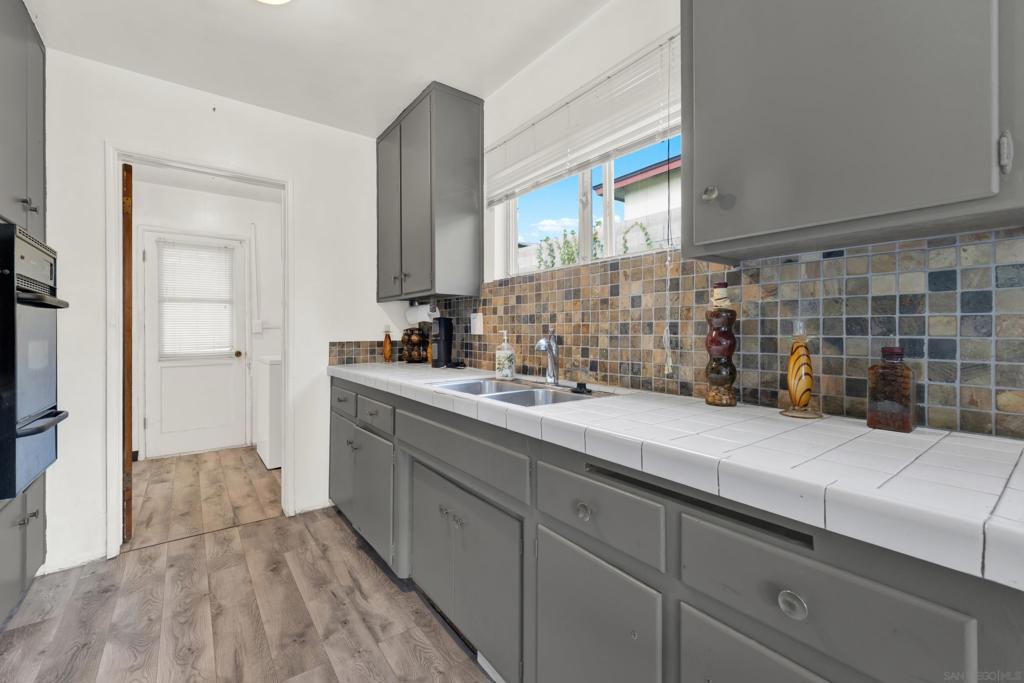 5562 Division Property Photo 15