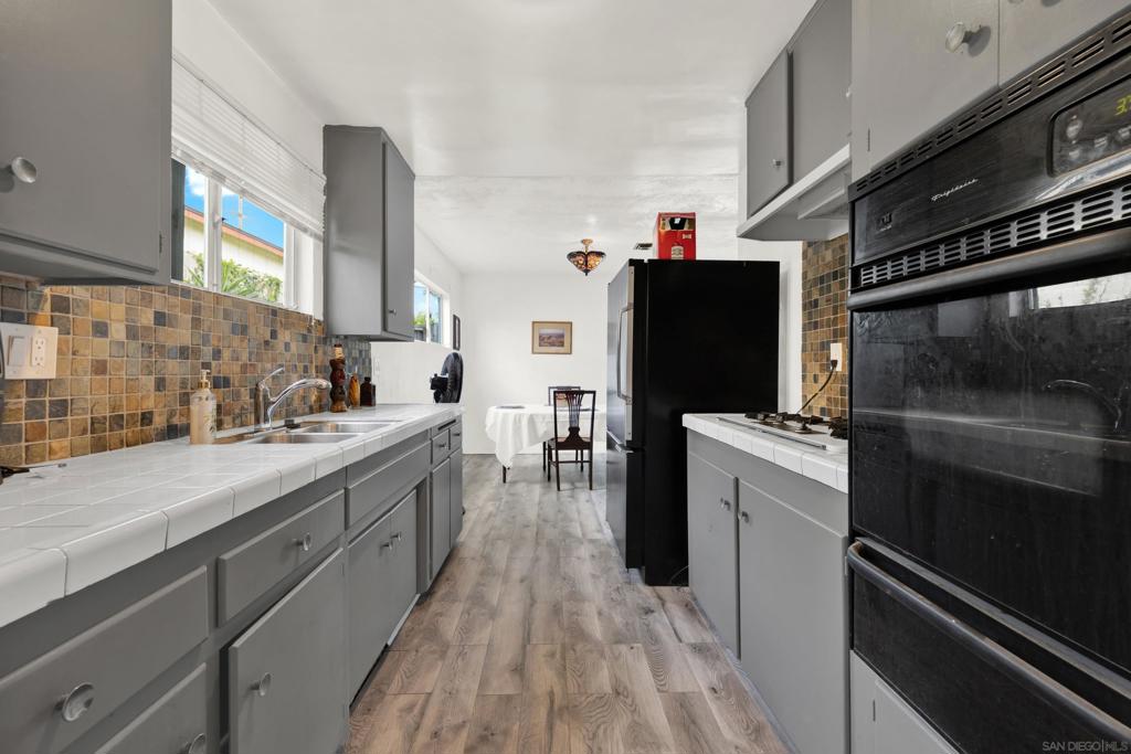 5562 Division Property Photo 16