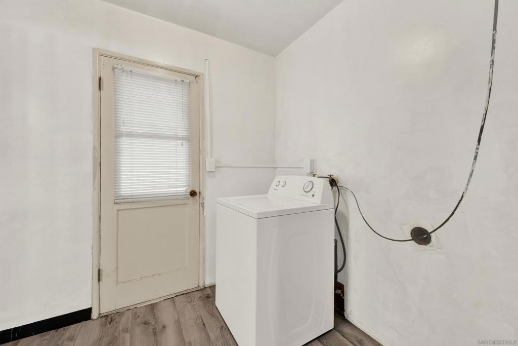 5562 Division Property Photo 17
