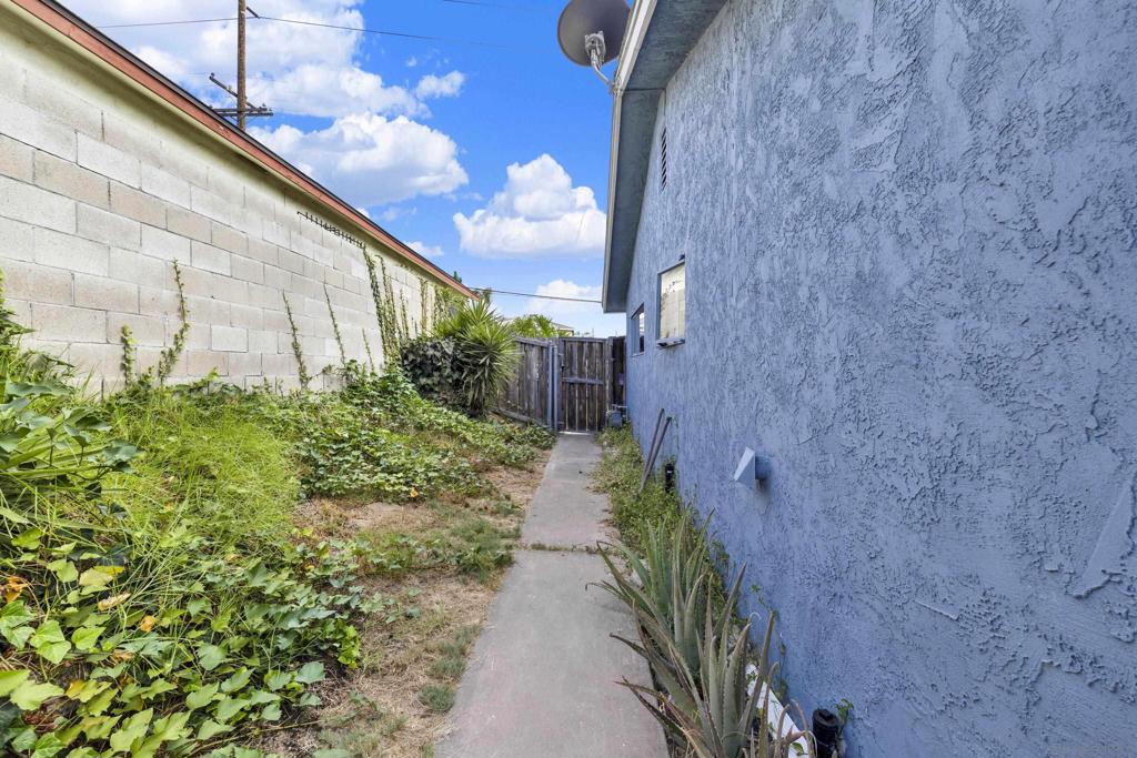 5562 Division Property Photo 32