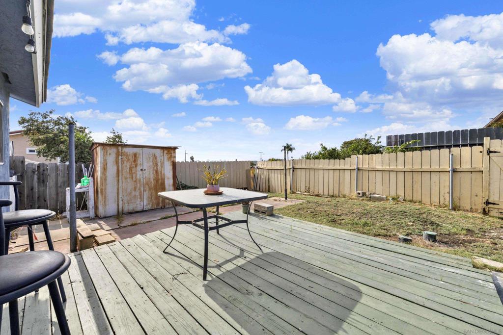5562 Division Property Photo 35