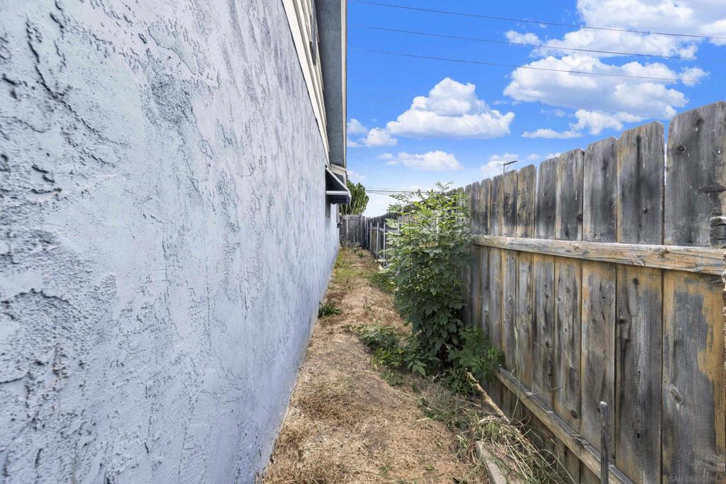5562 Division Property Photo 36