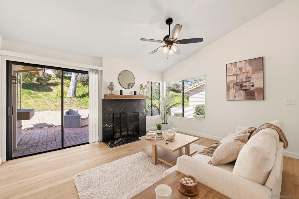12855 Via Moura Property Photo 5