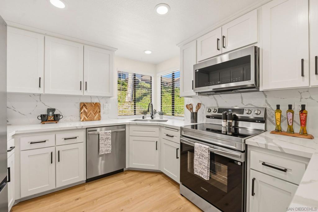 12855 Via Moura Property Photo 6