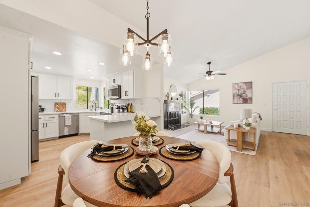 12855 Via Moura Property Photo 11